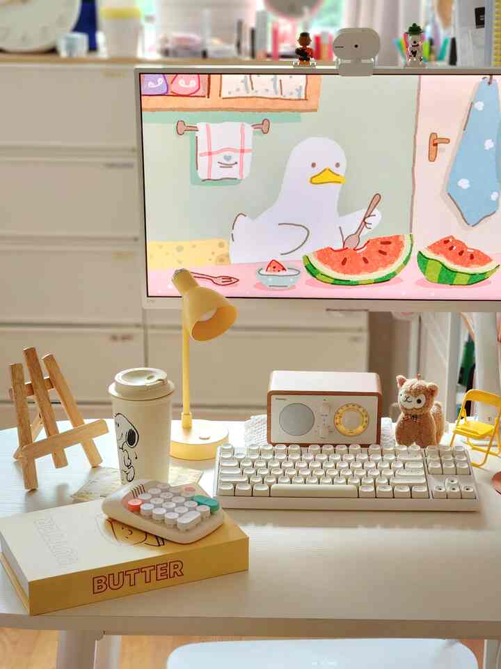 🦙アルパカは＃デスクテリア族第2弾！ ＃キーボードを白に変えて、再び黄色と黄色の小物が目に入りました😲＃バター色＃黄色いっぱいの机になりました💛

＃デスクテリア＃書斎インテリア＃デスク飾り 