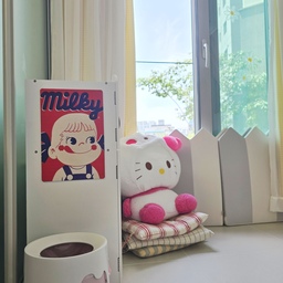#페코짱 메탈사인 
종이랑 다르게 메탈느낌 좋아요~
#핑크휴지통 은 뚜껑 오픈형이라서
종이 만들기 좋아하는 막내딸이 아주 유용하게 사용하고있어요.
바닥이 #포세린타일 이어서
바닥에 앉을땐 #방석 을 이용해요.
