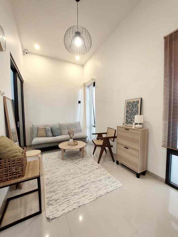 Ternyata sentuhan kecil bisa membuat ruang tamuku glow up loh✨️

Meletakkan karpet tenun selain estetik, tapi ternyata bisa bikin ruang tamu mungilku semakin cozy. Bahannya yang halus juga membuat siapapun yang duduk jadi betah 🥰
Ditambah lagi dengan vitrase dan gorden linen berbahan ringan menambah kesan lembut serta kesejukan dalam ruangan 🌬🍃

Semoga menginapirasi 💕🥰


#CatRuangTamu #LampuGantungMinimalis #SofaMininalis #KarpetTenun #KarpetEstetik #KarpetMininalis #GordenMininalis #TiraiRumah #VitraseEstetik #RekomendasiFabric #FabricStyle #SentuhanTekstil 









