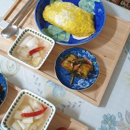#오홈스토랑 #콘수프기록 #오므라이스 #아침밥상 
오랜만에 오므라이스 만들어 먹고 후식으로 사과 먹으려고 자르니 겉은 멀쩡한데 속이 이 모양이다. 요즘은 양파도 겉은 멀쩡한데 잘라보면 속이 썩은게 많다.
왜 그럴까? 겉과 속이 다른 요즘의 세태를 자연도 닮아가는걸까?