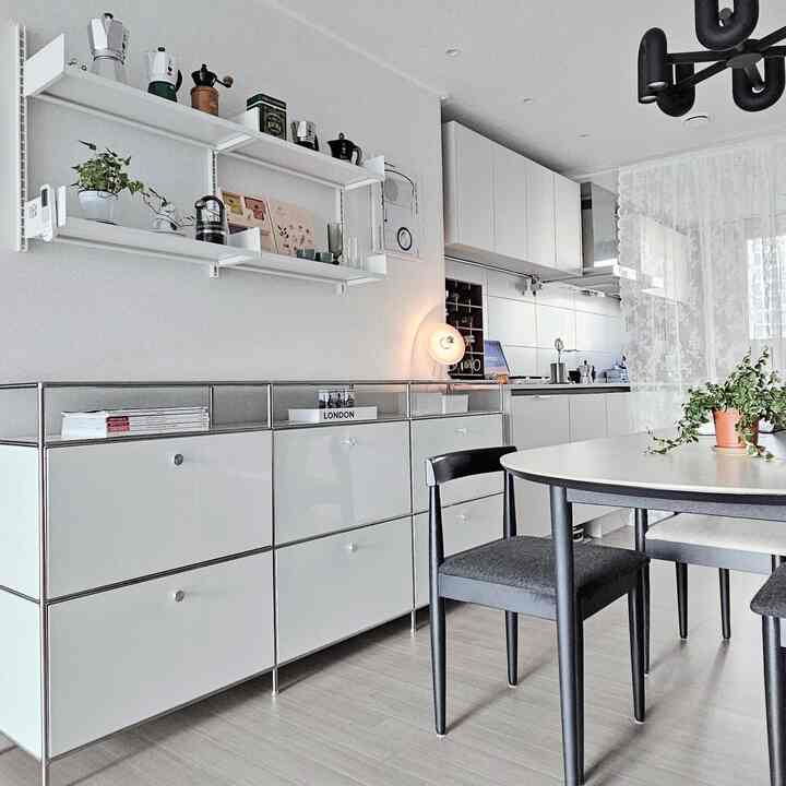 レースカーテンで軽く~~

#ダイニングルーム
リビングルームで見るダイニングルーム

既存にㄷ字型で作られたキッチンを切り取り、日付で長くしました。ここにイケア苛性雨甲レースカーテンで軽く覆い、別のダイニングルーム感を味わってみます。
ところで、娘たちはレースカーテンがあなた~~~無嫌いだからといって、ほとんどはあるかのように折り畳まれていますㅎㅎㅎ

ウィキノマロンテーブルとチェアは本当にすっきりしています。
チェアが楽なので、背もたれが食卓の中にすっぽり入ってスペースが広く見える効果もあります。

＃ダイニングルーム＃ダイニングルームインテリア＃ダイニングスペース＃ロマンチックなキッチン＃ダイニング照明＃キッチンツアー＃キッチンインテリア＃アゴライティング＃アゴライティングサーカス＃ダイニングテーブル 

