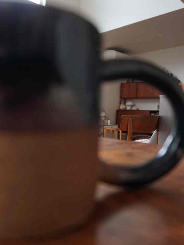 インテリアの配置換えしたい人は
買う時にその家具が動かしやすいか
を考えて買うのも大事

大きめなサイドボード
2階(リビング）には持ち上げられないと思ってたけど
ある時に解体して組み立てができることに気が付きました

1階行ったり2階行ったり気分で変えてます

配置換えすると普段届かないところのお掃除と断捨離もできるから、私は好きな作業です。

#配置換え　#サイドボード　#2階リビング　#ヴィンテージ家具 