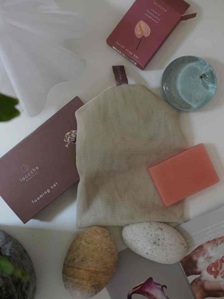 香りにこだわり
素材にこだわり
パッケージにこだわった

新しいヴィーガンスキンケア商品

8層ネットで泡立てて洗顔石鹸は
優しい泡なのに洗浄力がしっかりしていて
洗い上りしっとり

すごく好きな質感でオススメです
プレゼントにもいいなと思ってます

#洗顔石鹸　#洗顔フォーム　#泡立てネット　#スキンケア