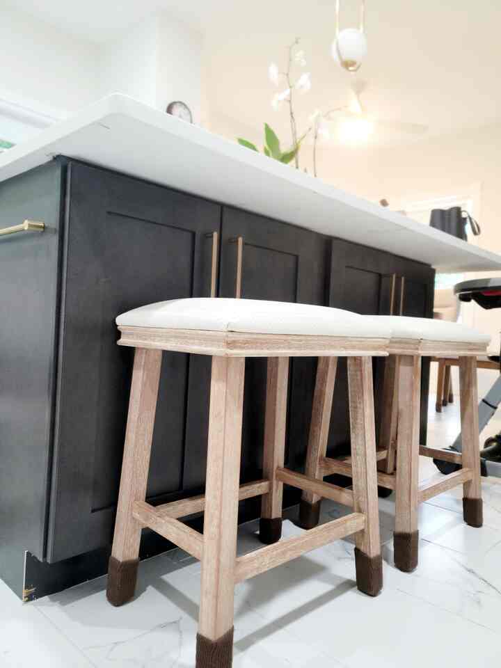  Do you have a favorite little corner at home that just feels so you? 🌿
For me, it’s right here at the kitchen island.
After feeding the kids and chasing around my toddler, if I get a few spare minutes, I find myself here—on the bar stool, tea or coffee in hand. ☕🍵
It’s not fancy, but it’s my tiny pause in the middle of the day. A small ritual that feels like me. 💛

#itsmyhouse #itsmyhouseandilivehere #kitchenisland #kitchenitems #kitcheninterior #cozycorner 