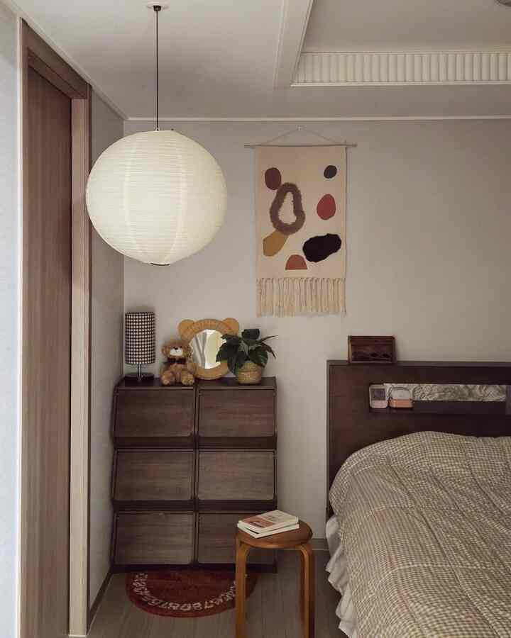 The bedroom where the three of us sleep together 👨‍👩‍👧
The props and lighting are also increasing 🤎

#Bedroom #침실인테리어 #침실꾸미기 #침실스타일링 
#Bedroom lighting #한지조명 #소품 #집에서제일바빠 
#Home decoration #우드인테리어 #우드스타일링 
#Homestagram #조명디자인