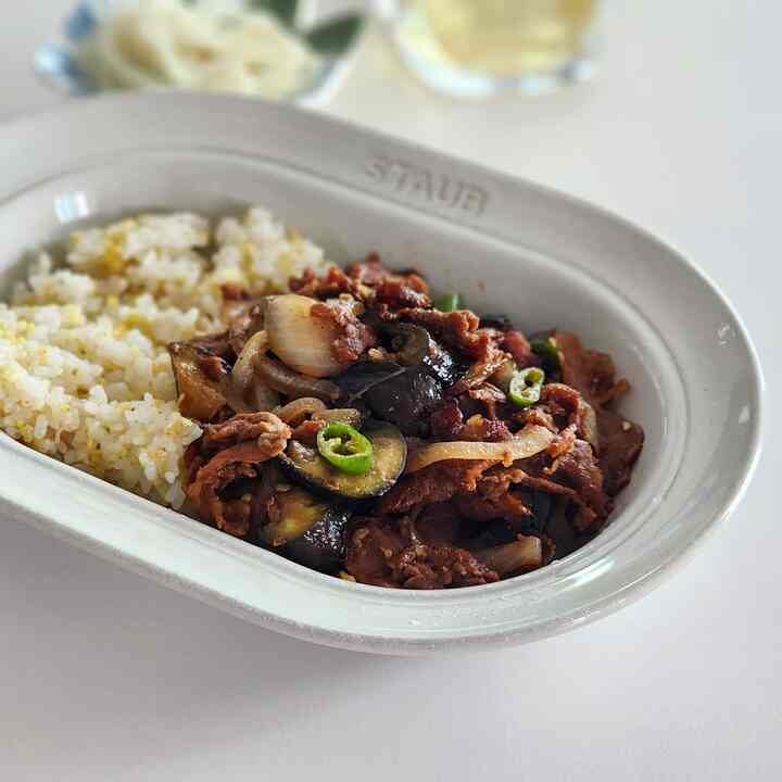 ママバブ記録 

スパイシーな味が魅力的なナス牛丼

薄い牛肉とさりげ野菜を集めて集めたボウル料理作りました。
牛肉、玉ねぎ、ナス、チョンヤン唐辛子油を入れて煮た後
牡蠣ソース1、醤油1、砂糖0.5を入れて軽く炒めて仕上げ

枝に味付けがすっかり斬り、完全キックである。

玉ねぎ漬け、レモン水準備して今日も味わい🍋


#ホームストア #ホームクック #おにぎり #料理 #homecook
＃丼ボウル＃スターウブ＃オーバル＃カレーボウル＃ボウルおすすめ
#レモンスー #ランチ #丼
