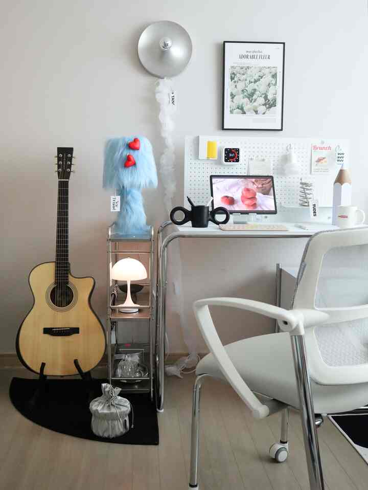 #우리집포인트컬러 Ibu pecinta warna hitam dan putri pecinta Blackpink

Keduanya punya selera warna yang berbeda ㅎㅎ

Menyelinapkan barang-barang hitam ke kamar anak yang suka warna biru-merah muda 🙈
Untungnya, putri saya tidak mengomel karena kedua warna itu serasi

#Kamar anak #아이방인테리어 #아이방꾸미기 #조명인테리어
#Interior satu ruangan #데스크테리어 #데스크테리어족 #무타공
#Dekorasi meja #책상인테리어 #포인트러그 #작은방인테리어
#Ruang kecil #방꾸미기 #책상 #벽꾸미기 #데스크존 #6평 #발매트
#Aksesori meja #인테리어소품 #포스터 #써큘레이터 #책상의자
#kursi Universitas Nasional Seoul #예쁜템최고야 #콘수프기록 #데스크 #선풍기