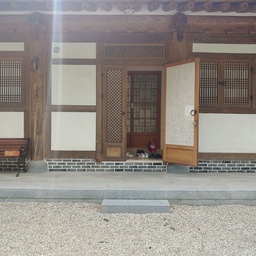 #여행 전북완주
#숙소 오성한옥마을
🏚전북한옥마을
1박2일도 요기서 찍엇다는 유명하다네
집안모임이라 통채로 빌렀다능건 안비밀
조카들과 노느라 방전된😂 에너지
🦐🐐스테미너음식으로 충전
#전북한옥마을 #전라북도 #완주 #한옥숙소 #전복 #야외테이블  #소고기요리 #새우 #야외바베큐 #맞팔 #야외테라스 #여행 #가족여행 #가족과함께 #한옥집 #한옥스테이 #선팔
#맞팔 #챌린지 #한옥스타일 #한옥마을  