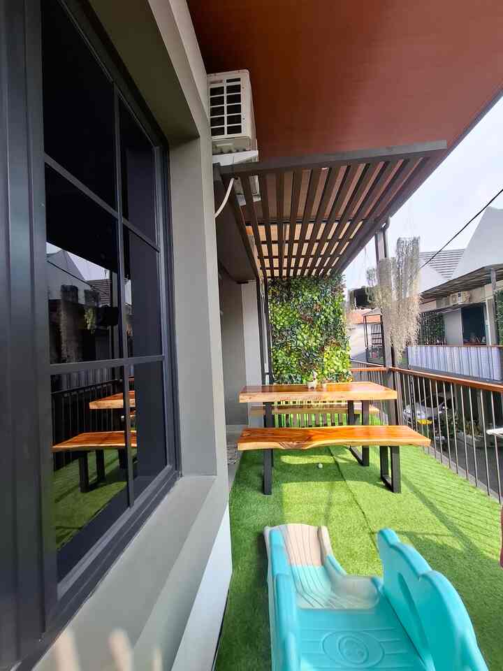 balkon kami terletak di lantai dua yang menjadi tempat favorit keluarga untuk nongkrong, di balkon ini kami menggunakan rumput sintetis dan wall grass sebagai hiasan serta berbagai macam tanaman. balkon kami berdiri di atas carport yang terbuat dari besi, kami juga menambahkan kanopi diatasnya agar balkon ini bisa berfungsi maksimal dan anak-anak tetap bisa bermain meski cuaca panas ataupun hujan.

#PlafondPVC #WallGrass #MejaTrembesi #JendelaAlumunium #InspirasiBalkon #BalconnyStyling #BalkonNyaman 