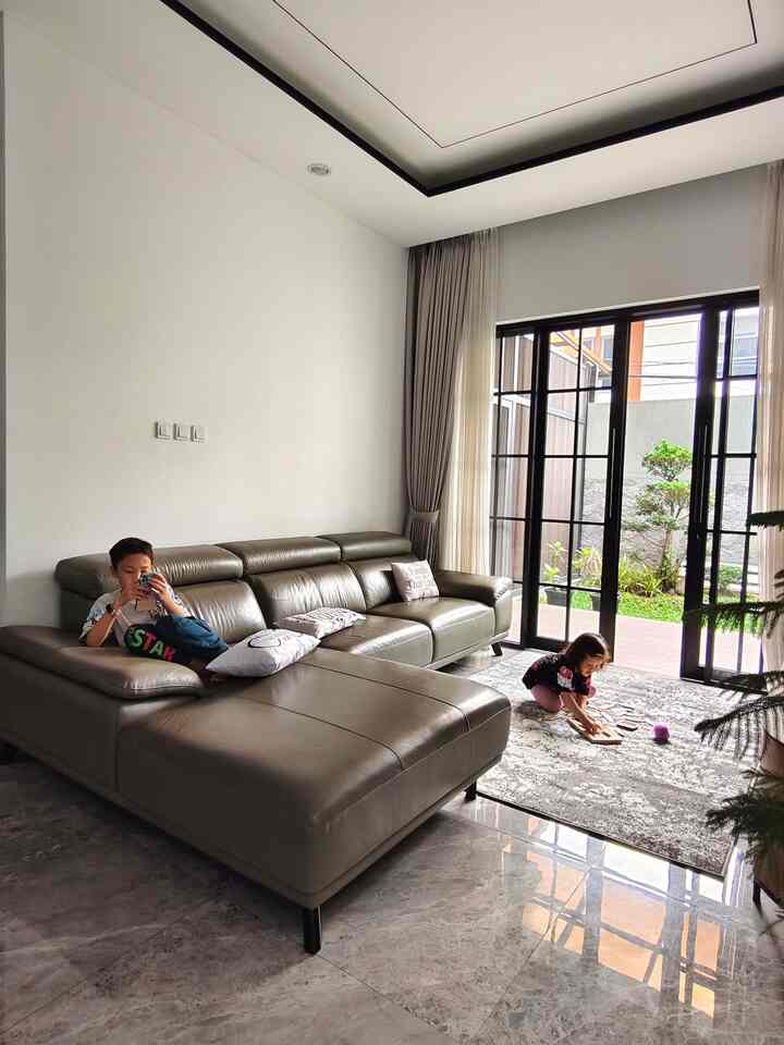 Ruang Tamu sekaligus ruang keluarga ini menggunakan granit pada lantainya, kelebihannya Granit membuat Sejuk Ruangan, Namun terkadang anak-anak butuh alas untuk berkegiatan lama di lantai, agar lebih nyaman maka saya sediakan karpet yang bernuansa abu abstrak untuk membuat kegiatan di lantai semakin nyaman. 

#Pintugeser
#PintuAluminium
#Sofa
#Karpet
#KarpetAbu
#SofaAbu
#GordynAbu
#virtrase
#RekomendasiFabric
#FabricStyle
#SentuhanTekstil