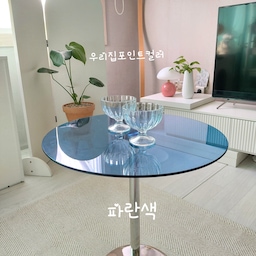 #우리집포인트컬러
#파란색
#핑크색
#올리브색
#바이올렛색
#버터색
#쇠테리어
#소파테이블
#화병
#조명
#디퓨저
#깐깐공주
#맞팔
#콘수프기록
#미드센츄리테이블 
우리집 포인트 컬러는 무려 다섯가지 
기본 화이트인테리어에 깐깐공주 테이블보로
다양한 연출이 가능해요 
조명도  컬러감이 있는 버터색에 눈에 확
띠는  핑크가 포인트에요 ^^
오늘 외출한번 하고 집에와서  더위에
지쳐  쓰러졌는데  
정신차리고   일어나서  햇살 있을때 한장이라도 
건질려고  찍어보았어요  
여름엔 당근 비추여 ㅋㅋㅋ 
이제 집앞에 가질러 오는거 아니고선 팔지 말아야 ㅋㅋ

