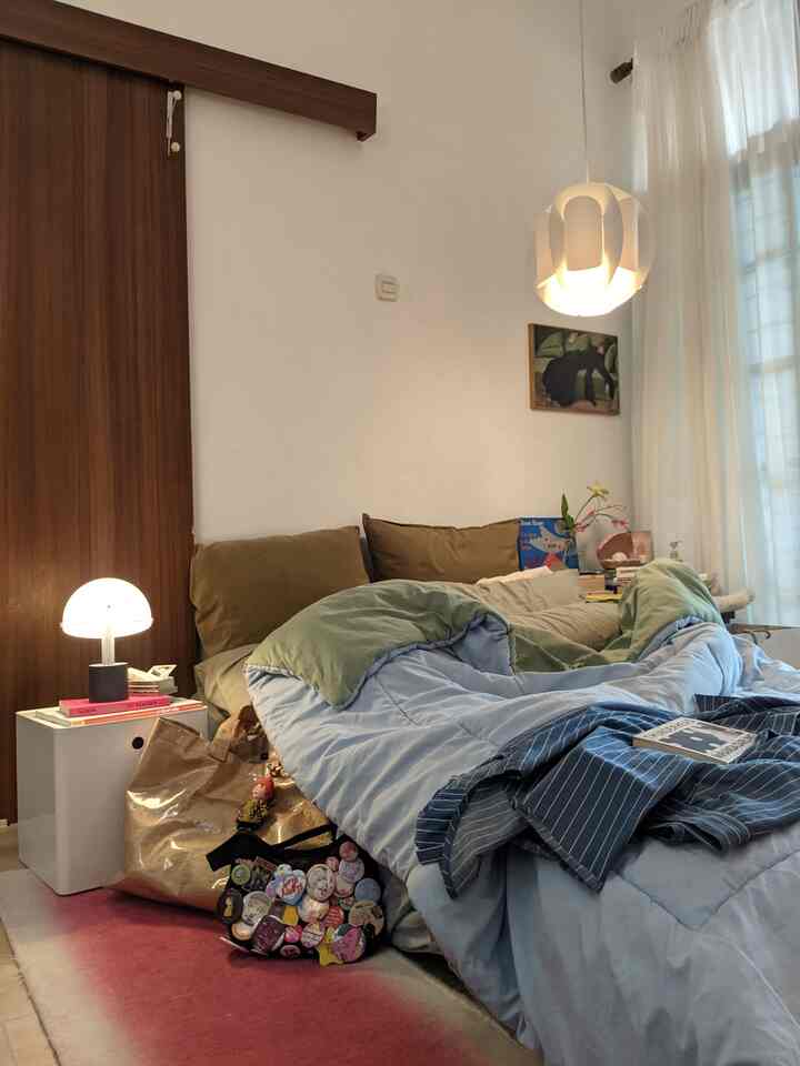 Penggunaan karpet dan bedcover yang fluffy bisa bikin kamar tidur terasa jauh lebih cozy💫 Selain itu bisa juga jadi color statement yang bisa menentukan color scheme kamar tidur kita
#KarpetMinimalis #Rug #BedCover #DecorativePillow #PillowCase #BolsterCase #KarpetLantai
#RekomendasiFabric
#FabricStyle
#SentuhanTekstil