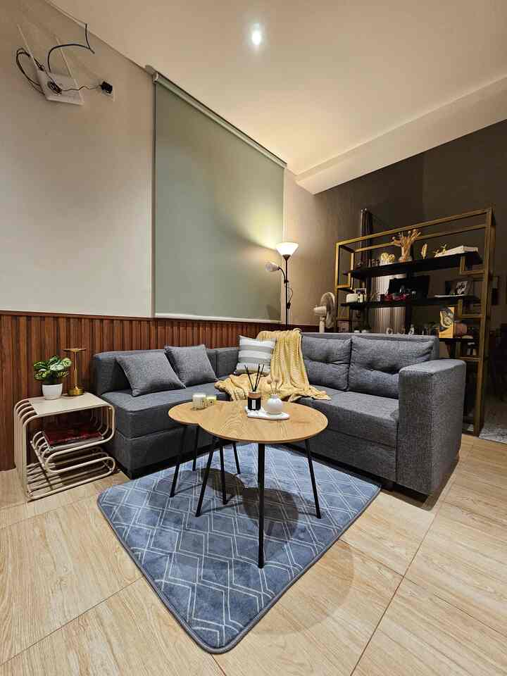 Kalau tanpa sentuhan karpet, mungkin living room ini tidak akan terlihat hangat. Demikian juga untuk menambah aksen di sofa, throw blanket merupakan salah satu ornamen yang dapat menambah sentuhan estetik. 
Living room yang tadinya biasa aja, jadi tampak lebih manis dengan sedikit sentuhan. Bagaimana menurut tetangga sekalian? 

#ThrowBlanket
#RugMotif
#WallPanelEstetik
#LantaiGranit
#StandingLamp
#CoffeeTableMinimalis
#SofaMinimalis
#RollerBlind
#KarpetBulu
#BantalSofa
#RekomendasiFabric
#FabricStyle
#SentuhanTekstil
