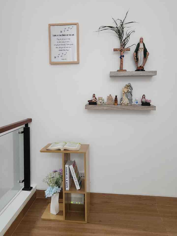 This is our pray corner ! Sederhana menggunakan ambalan dinding untuk meletakkan benda-benda rohani. Dilengkapi dengan meja flip side untuk meletakkan bunga dan buku. Tidak lupa frame "bible verse" untuk sumber inspirasi dan reminder 🫶🏻✨️
#PrayCorner #DekorasiRuangDoa #PrayRoom #MejaKayu #MejaMultifungsi #MejaDekorasi #RuangDoa