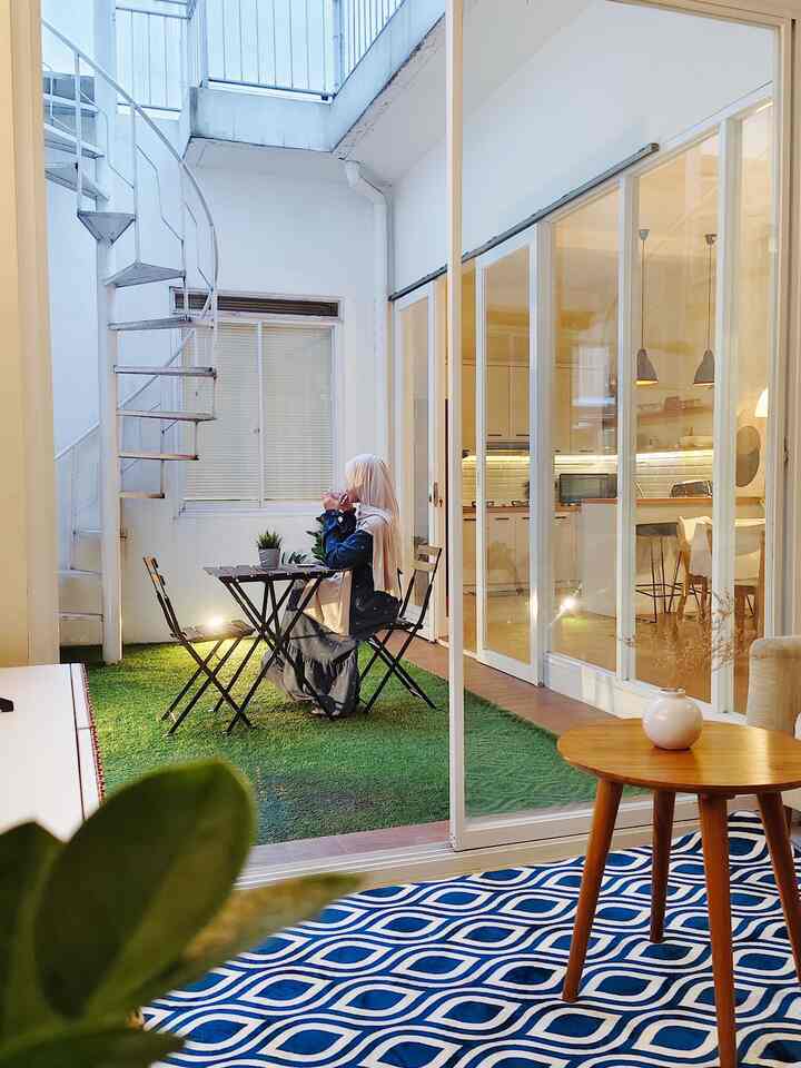 このヒントは、家をより健康的で広々とした空間にするのにとても効果的です！💡 中庭を視界の中心として、少し広めの開口部を設けて空間を確保しましょう。そうすれば、自然の風と光が家の中に取り込まれ、家がより健康的で、自然と一体化することでより広々とした空間に感じられるというメリットを実感できるでしょう💡 ご近所さんはどう思われますか？

#人工芝 #TanggaPutar #KursiOutdoor #LampuTaman #JendelaGeser #InspirasiTamanDalamRumah #InnercourtYard #RumahSehat #CompactHouse