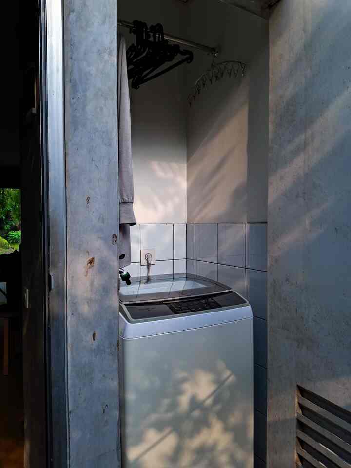 my cutie little laundry area. Untuk pembuangan air bekas cuci, bisa dialirkan langsung karena ada floor drain di lantai, tapi di foto tidak terlihat ya. Sementara jemur baju bisa di dalam ruang laundry ini atau di luar. Di luar pun masih aman karena service area ini letaknya di belakang rumah jadi ngga malu 🤏
#LaundryRoom #ServiceArea #InspirasiLaundryArea #MinimalisLaundry #WashingMachine