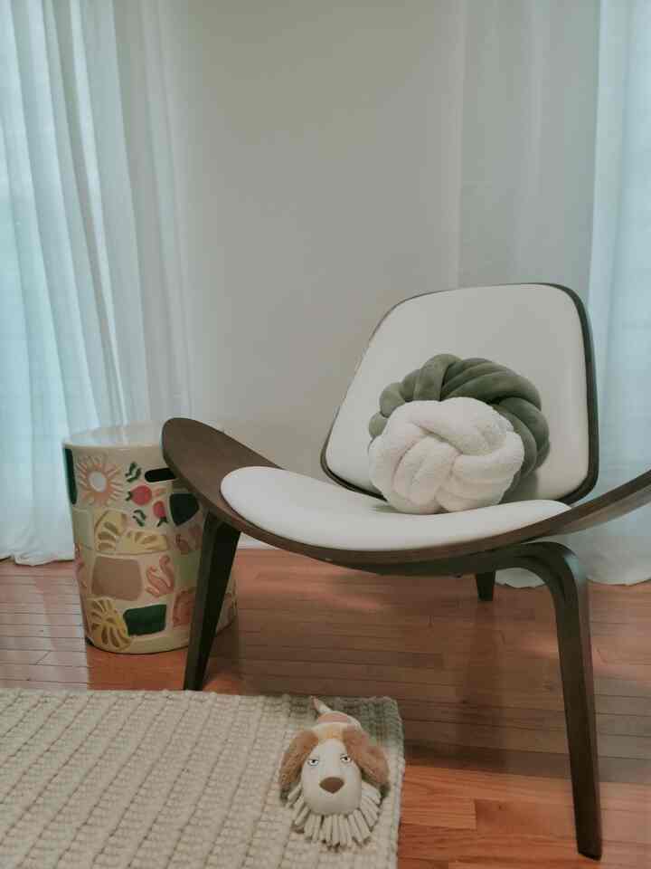 Cozy corner with cute and vintage 🐶📞

#cozy #cozycorner #itsmyhouse #ghibli #sofapillow #stool #vintagelighting #retro #vintagemood #cute 