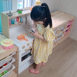 가끔씩 집안 가구 배치를 바꿔주면 아이들이 정말 좋아해요. 작은 변화만으로도 새롭고 신나는 공간이 되니까요. 환경의 변화는 아이들의 창의력과 상상력을 자극하고, 공간을 인식하고 활용하는 능력에도 긍정적인 영향을 준다고 해요. 이번엔 아이들과 함께 장남감 정리함의 위치를 바꿔봤는데, 마치 새 집에 온 것처럼 좋아하더라고요. 아이에게 자율성을 주며 함께 꾸며보는 것도 좋은 추억이자 발달 자극이 될 수 있어요.
#아이방꾸미기 #가구배치 #아이발달 #공간변화 #환경자극 #집꾸미기 #아이와함께 #집콕놀이 #창의력발달 #셀프인테리어 #홈스타일링 #오늘의집 #아이와소통 #방꾸미기 #행복한집
