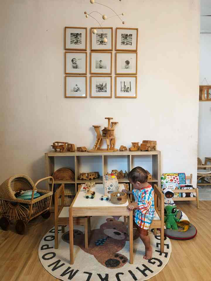 Have extra space in the family gathering area? Let's create an aesthetic play spot for you and your kids 🥰

The open space area in ryuto house that combines the family gathering area, kitchen and dining area has a unique spot, yup, a children's play spot. In addition to the playroom, we also have a play area in the family gathering room, the goal is to still be able to supervise the children playing if we are busy working in the kitchen or relaxing watching TV where all areas are united in our open space. So, everything in this house is flexible and not focused on one place, especially those who have small children who need parental supervision and guidance in playing. 
Well, one of our mainstay decorative furniture is a cubic cabinet with partitions. On this shelf we added rattan baskets for storage that definitely look aesthetic, on the wall so that it is not empty we added photo frames of memories with the children for a warm impression in this spot. On the other side of this shelf, we also display children's toys that are natural in color so that they match plus become aesthetic displays for their parents hehehehe 😅. Other supporting furniture, we also added a mini Flisat bookshelf from IKEA which, although small, can fit a lot of books and also a study table set from IKEA Latt which costs under a million 😍
Don't forget to add a cute mini rug to this area to make it more on point and comfortable for children to step on. How about it? Very kids & parents friendly, right 😍😍😍

#playroom #kidsroom #ruanganramahanak #openspace #livingroom #mejabelajar #rakbuku #rakpenyimpanan #rug #mainananak #kidsfriendly