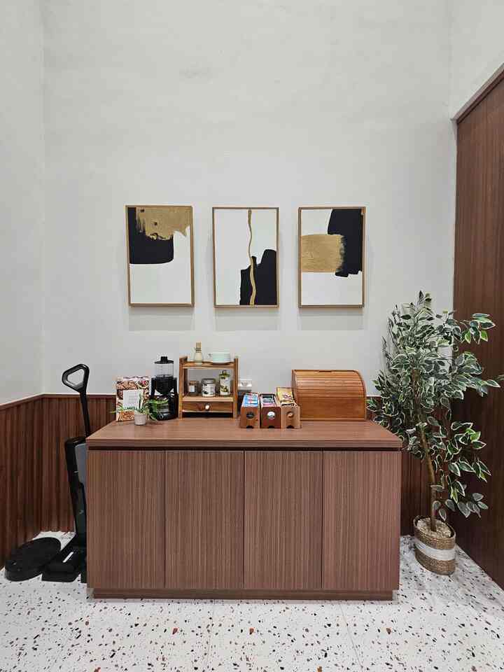 Area storage ini terletak berdekatan dengan ruang makan dan dapur. Di area ini aku menyimpan perlatan bebersih, dan credenza juga kugunakan sebagai full storage untuk perlengkapan-perlengkapan rumah seperti tissue, cairan pembersih, kantung sampah, keset-keset dan ataupun lap-lap dapur. 
Karena letaknya juga dekat dengan ruang makan dan dapur, aku meletakkan peralatan kopi, matcha dan tempat roti di atasnya, untuk mempermudah ketika ingin membuat sesuatu. 
Untuk pelengkapnya aku menambahkan pohon artificial dan juga lukisan di atasnya. 


#Credenza
#CatTembok
#WallPanelEstetik
#PohonArtifisial
#LantaiTerrazo
#RakDapurMinimalis
#LukisanDinding
#DekorasiDinding
#TempatRotiEstetik
