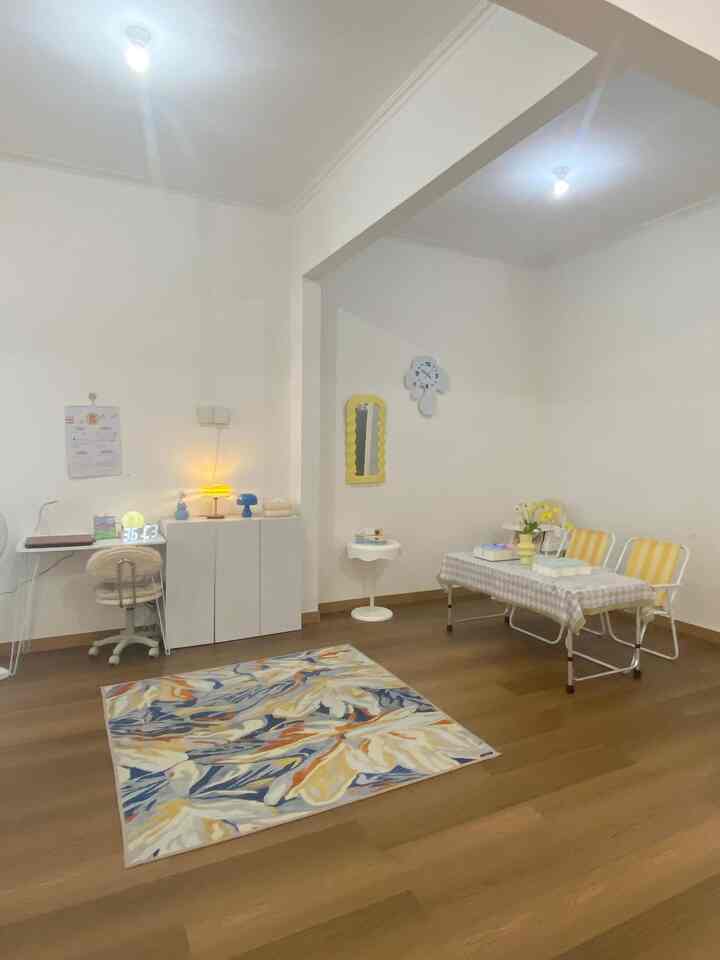 Pernah nggak sih merasa rumah itu kok kayak kurang "hidup" padahal perabotannya udah lengkap? 😌 Ternyata, yang bikin suasana rumah jadi hangat, nyaman, dan bikin betah itu bukan cuma soal furnitur utama… tapi justru dari sentuhan kecil seperti tekstil yang kita pilih. 💫

Di ruangan ini, aku sengaja menambahkan beberapa elemen fabric biar rumah terasa lebih homey dan cozy — bukan cuma enak dipandang, tapi juga bikin rileks dan nyaman buat aktivitas harian. ✨

🌼 Karpet motif floral abstrak jadi centerpiece di lantai, bikin suasana jadi hidup dan penuh warna tanpa berlebihan. Selain nyaman diinjak, karpet ini juga bantu “menghangatkan” visual ruangan yang dominan putih dan kayu.

🍋 Meja kecil dengan taplak kotak-kotak biru-putih ngasih sentuhan vintage yang manis. Simple, tapi efektif bikin meja makin menarik dan nggak monoton.

💛 Kursi lipat dengan kain bergaris kuning-putih ini vibes-nya kayak di pantai musim panas, bener-bener bikin mood jadi happy. Bahannya juga breathable, cocok banget buat area santai.

🌿 Plus, ada juga bantal kain, detail lampu berdesain unik, dan elemen dekor yang semuanya menyatu lewat material kain yang lembut dan bersahabat.

Hal kecil kayak karpet, taplak, tirai, atau sarung bantal bisa jadi game-changer buat bikin rumahmu terasa lebih hidup. Tekstil bukan cuma pelengkap, tapi bisa jadi kunci untuk menciptakan suasana yang kita mau di rumah—apakah itu tenang, hangat, playful, atau estetik. 💭

Yuk, mulai eksplor tekstil dan fabric favorit kamu sendiri buat bikin rumah jadi refleksi diri kamu yang paling nyaman! 🏡

#rekomendasiFabric #FabricStyle #SentuhanTekstil
#karpetmotif #taplakmeja #kursikain #sofaMinimalis #lampulantaiunik #dekorasitekstil #homedecorideas #ruangnyaman #interiorcozy #sentuhankain #desaininterior #fabricinspiration #textiledecor #homewithstyle