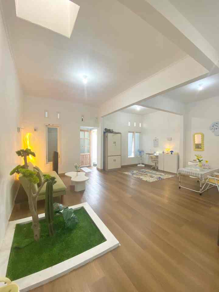  🌿 Siapa bilang taman harus luas untuk bisa bikin rumah terasa segar dan hidup? Ini dia buktinya: taman mini ukuran 1,5 x 1,5 meter yang berhasil jadi statement piece di tengah ruangan rumahku. 🌞💚

Taman mungil ini memang kecil, tapi dampaknya besar! Dibuat dengan konsep taman indoor kering, area ini pakai rumput sintetis dan tanaman artificial yang minim perawatan tapi tetap bikin suasana jadi lebih natural dan adem. Cocok banget buat kamu yang tinggal di rumah minimalis atau nggak punya banyak waktu buat berkebun 🌱

Keuntungan punya taman kecil di dalam rumah:
✨ Nambah estetika dan elemen alami tanpa makan tempat
✨ Bikin sirkulasi energi lebih positif (yes, good vibes alert!)
✨ Nambah warna dan tekstur yang bikin ruangan nggak monoton
✨ Nggak butuh maintenance ribet — tinggal bersihkan sesekali aja

Taman ini juga aku jadikan titik fokus yang menyatu dengan sofa dan dekor lain, bikin ruangan terasa lebih hangat dan seimbang 🌳

Yuk, jangan ragu eksplor taman kecil di dalam rumah. Karena ruang hijau, sekecil apa pun, tetap punya dampak besar untuk kenyamanan dan keindahan 🌿💫

#TamanMini #IndoorGarden #TamanIndoor #DekorasiHijau #RuangNatural
#RumputSintetis #TanamanArtificial #MinimalistLiving #TamanRumah #HomeDecor
#GreenCorner #InspirasiDekorasi #SmallSpaceGarden #RuangNyaman