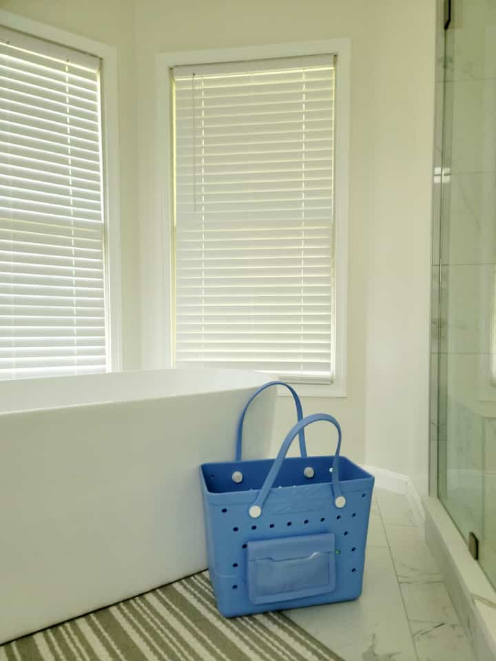 One of my favorite corners at home—our bathtub nook with bay windows. 🛁✨
Natural light pours in during the day, making it the most peaceful little escape.

#itsmyhouse #littlecorner #BathroomGoals #BayWindowViews #CozySoak #BathtubBliss #HomeSanctuary #BrightSpaces #SelfCareCorner #PeacefulMoments