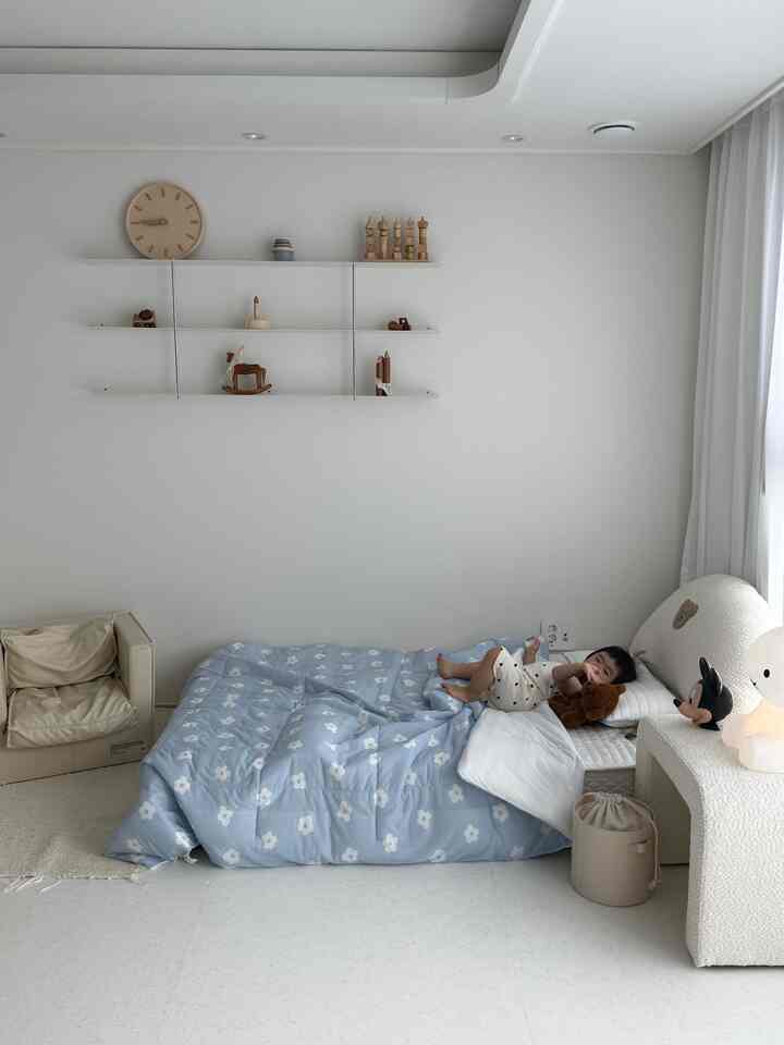 #우리집포인트컬러 #콘수프기록

Our house color point, pure white with a drop of wood💭
White + wood is a combination I really like😁

They say the rainy season starts today, so bring your umbrella 🙏

#Living room interior #화이트인테리어 #우드인테리어 #셀프인테리어 #홈스타일링 #아기방 #아기방꾸미기 #아이방 #아이방꾸미기 #맞팔 #오늘의집 #집꾸미기 #인테리어소품 #아기방추천템