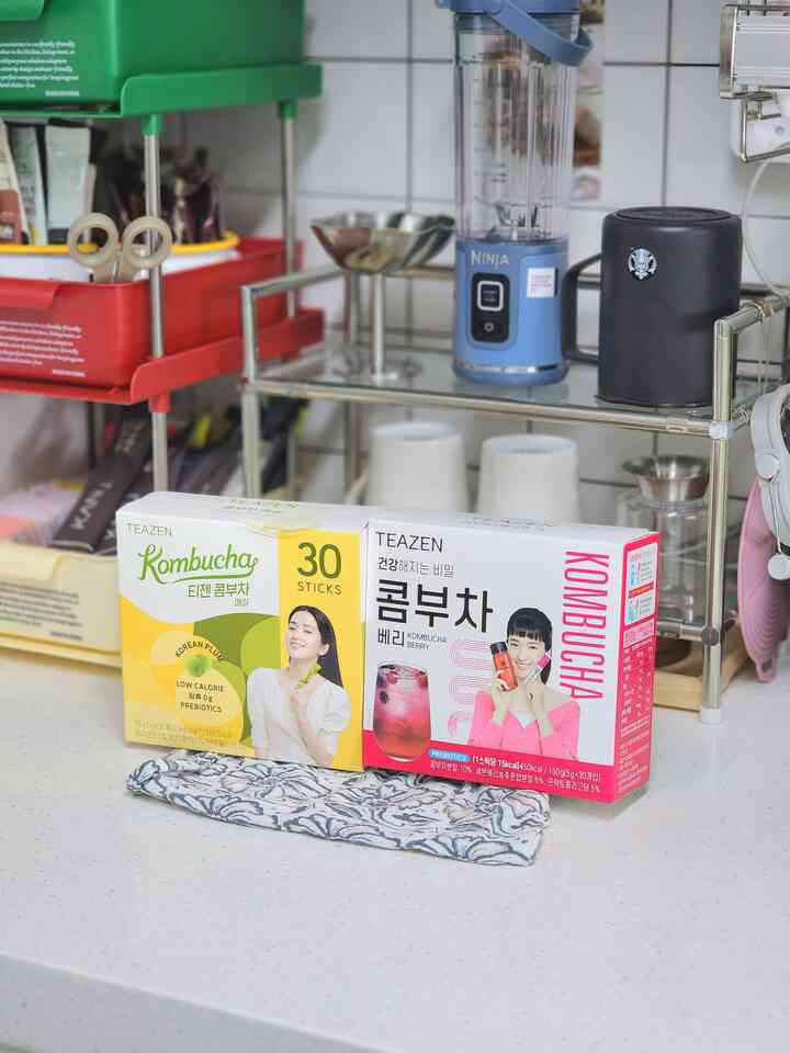 #ドンナサン4 #コンスープ記録 
最近水をたくさん飲みようとしていますが、 
水が間違って食べる私は日焼けの制限がありました。
1日500ミリ食べるのは難しかったですが＃ティゼン＃コムブチャを買いました。
梅の味とベリーの味ですが、30包+ 30包のセールでしたよ👍👍

＃夏の飲み物＃ゼロ飲み物を飲みながら＃ダイエットをし、水をたくさん食べるㅎ



#メイド
#今日のカット
＃今日のワンシーン
#今日のカット
#プレーティング
#プレーティング必殺技
#コムブチャ
#ティゼンコム
#ゼロウエストタンブラー
#イケア
#イケア
#ホームカフェ
#ホームカフェゾン
#ティーバッグ 
