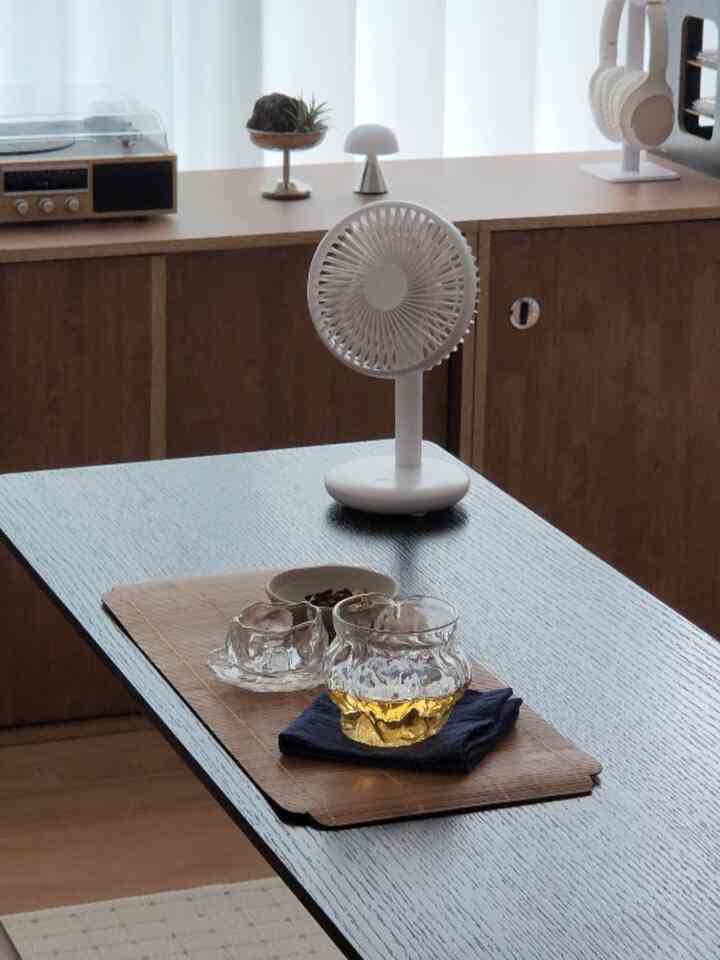 #오늘의우리집 #콘스프기록

Saatnya minum teh dengan kipas angin menyala🌱

#Meja angkat #거실테이블 #다도 #티타임 #홈카페 #거실인테리어 #미니멀인테리어 #모던인테리어 #여름인테리어 #리빙룸스타일링 #테이블스타일링 #인테리어소품 #홈스타일링 #셀프인테리어 #내추럴인테리어 #우드인테리어 #공간분위기 #시원한인테리어 #선풍기인테리어 #티세트 #티포트 #차한잔 #홈카페소품 #감성인테리어 #살고있는집