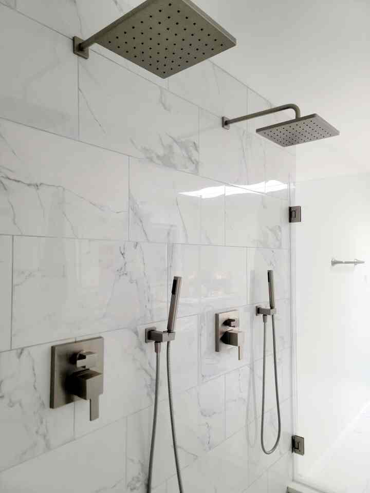 spa corner 🛁🫧🧼🪣

This walk-in shower has quietly become my little spa corner at home. 🚿✨

#itsmyhouse #itsmyhouseandilivehere #bathroom #bathroomcleaning #showerbooth #showerhead #bathroomtile #walkinshower 