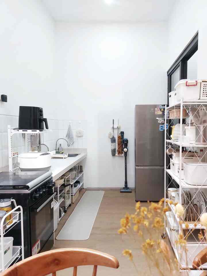 🏠 Awal beli rumah ini, penempatan sink berada di dalam rumah dan menyisakan lahan kosong ± 10m² di belakangnya
Karena saya hobi masak walaupun tidak jago 🤣 akhirnya kami memutuskan untuk merenovasi total lahan kosong tersebut menjadi kitchen & dining 🍽

Bukan renovasi besar, hanya renovasi sederhana dengan menggunakan material budget friendly 💰
Kalau tetangga lagi cari inspirasi renovasi awal untuk dapur, cobain deh opsi material ini :
🏷 Backsplash: keramik bevel
🏷 Top table: granite tile
🏷 Cat tembok: cat yang mudah dibersihkan (easy maintenance)
🏷 Kitchen storage: rak terbuka dan storage box

Nggak cuma rumah aja yang tumbuh, dapur inipun juga bertumbuh sambil menunggu saldo cukup 🤭 💳 
Jadi kami sudah menentukan letak colokan untuk kitchen gadget dan ketebalan kitchen stationnya pun sudah diukur sedemikian rupa agar mudah saat pemasangan kitchen set nanti tanpa perlu membongkar meja cor/ reniovasi lagi ❌️🔨

Walaupun masih sederhana dan tidak ada kitchenset, namun bisa memberikan kehangatan dan kebahagiaan bagi siapapun yang menikmati hidangan yang dihasilkan dapur ini 🥰💕

Semoga menginspirasi yah ✨️

#WarnaCatRumah #KeramikBevel #GraniteTile #BackSplashDapur #TopTableDapur #DapurMinimalis #MyDreamKitchen #KitchenRenovation #KitchenStyling
