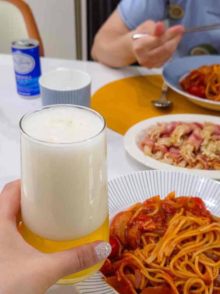 ＃オーホームストア＃コンスープ記録4

ビールに泡がいっぱい🫧ハハット..
久しぶりにパスタを食べました！ 
夫が好きなベーコンパンキノコも一緒に🤍


＃パスタ皿＃パスタボウル＃パスタ＃フォンタナ
＃新婚は何を食べる＃ベーコン料理＃ビールカップ＃シラクスプレート
#テーブルマット 