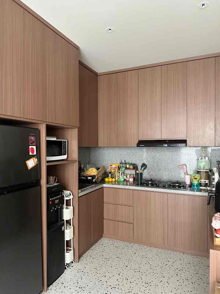 Sangat bersyukur karena saya memutuskan untuk memindahkan tata letak dapur dari posisi semula. 
Saya memindahkan posisi dapur dari bagian depan rumah ke bagian ekstensi di bagian belakang. Di sini, saya bisa memiliki dapur yang lebih luas dan tentu saja tempat penyimpanannya jauh lebih besar dari yang semula. 

#KitchenSet
#KitchenSetMinimalis
#LantaiTerrazzo
#RakTrolleyMinimalis
#TempatBerasEstetik
#RakDapurMinimalis
#BuiltinHob
#MyDreamKitchen
#KitchenRenovation
#KitchenStyling

