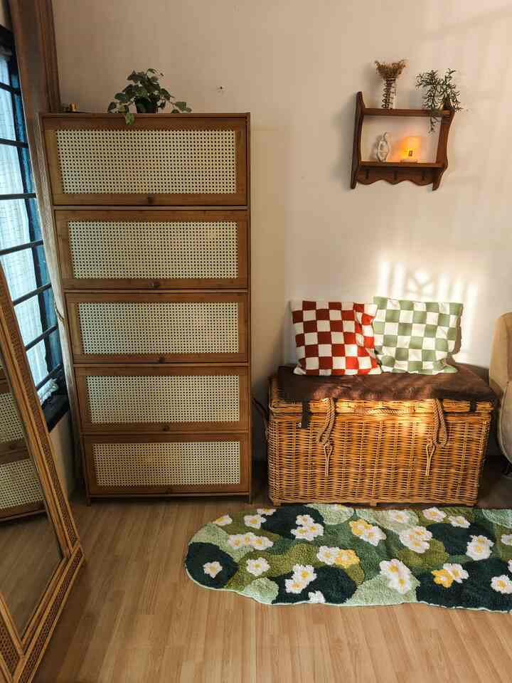 Percantik spot mini dengan dekorasi aesthethic yuk 😊

Dulu, area foyer ini cuma polosan, dan karena ya fungsiny cuma tempat lemari sepatu dan gak kepikiran bikin spot ini jadi lebih dekoratif. Akhirnya dengan ide dekoratif simpel yang sering berseliweran dan kami merasa tertantang untuk mendekornya. Area ini akhirnya kami tambahkan cermin besar, box penyimpanan yang senada, sarung bantal yang lucu, rug bunga hijau yang cantik serta rak dinding yang makin menambah spot ini terasa komplit. Beberapa perintilan mini dan gemas juga menambah area ini menjadi eye catching dan lebih aesthethic. 

#dekorasiaesthethic #smalldecoritems #decorativeitems #foyer #raksepatu #standingmirror #rakdinding #dekorasidinding #rug #sarungbantal

