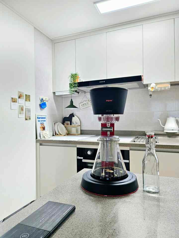 夏になると間違いなく登場する我が家のダッチコーヒーメーカーです。新郎がコーヒーを無知好きで夏にはコールドブルーも楽しめます。最近ももう何回降るのかわかりません。 

同じ豆であっても抽出方式が異なり、エスプレッソとは味の違いがはっきり違うのですが、私も夏には独特で柔らかい味のコールドブルーがさらに良かったんですよ。 

＃今日の私たちの家＃コンスープ記録4
＃メイド＃ダッチコーヒー＃コールドブルー＃コーヒーマシン＃コーヒーメーカー＃キッチン＃キッチン用品＃キッチンインテリア＃キッチン装飾＃ボルミオリー＃ガラス瓶＃壁飾り＃キッチン収納＃照明＃キッチンアクセサリー 