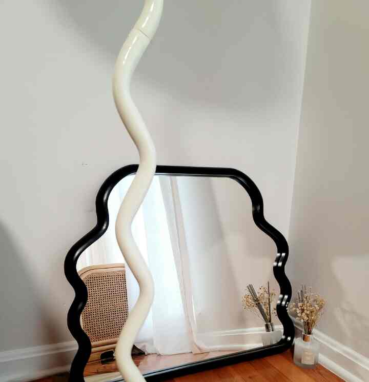 Salah satu koleksi Wavy saya: Cermin 🪞 

#myfavoritecollection #furniturechallenge #designobsession #stylespaces #mirror #mirrorinterior #wavy #wiggle #black