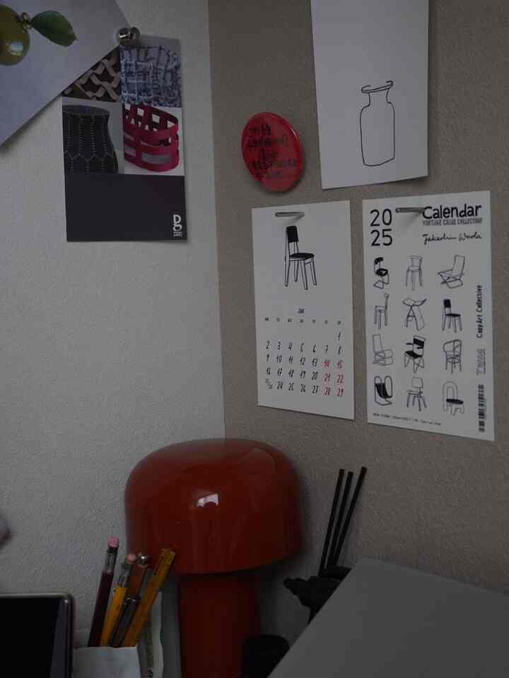 もう6月も折り返し

あっという間に1年が終わりますね

今年のカレンダーは
いただきましたシリーズがお気に入りの和田岳士さんのもの

#カレンダー　#名作椅子　#ワークスペース　#文房具