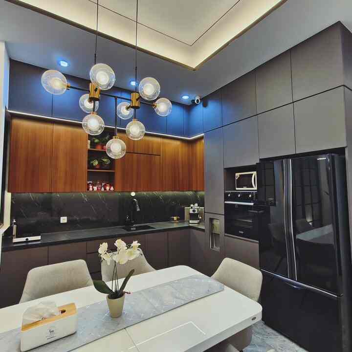 Sejujurnya sambil lemes isi materi ini, 😢, 
ini adalah My Dream Kitchen, yang membuka jalanku untuk membuka diri di dunia media sosial berusaha menjadi konten kreator yang bermanfaat. Aku merencanakan detil dapur ini dengan di fasilitasi seseorang arsitek, mulai dari pemilihan bahan, warna, budget dan juga design. 

Alhamdulillah aku puas dan merasa banyak yang sepaham denganku. Dapur ganteng dan terkesan elegan tapi tetap cantik ini membuatku Happy untuk berkegiatan disini. Aku tidak menyesal mengganti warna backdrop dan top table dengan hitam yang semula rencananya putih. Kini aku merasa ini pilihan tepat ☺️

slide 2 adalah foto pertama aku di Ohouse yang di tayangkan di program House Tour, jujur percaya ga percaya saat di Hubungi mbak Ifnur, dan ini menjadi kali kedua aku di Hubungi pihak luar yang menawarkan untuk di liput rumahnya. Rasanya Happy banget, jujur sejak itu aku jadi lebih rajin untuk posting. Dari Ohouse aku banyak belajar bagaimana mengambil foto yang bagus, walau kenyataan masih jauh dari sempurna, Ohouse juga membuatku berani untuk menambah dekorasi dari  benefit yang diberikan, sejujurnya aku masih sungkan untuk memaku dinding untuk memajang sesuatu, tapi karena Ohouse memberiku Inspirasi dan akhirnya aku menemukan cara lain dekorasi dinding yang tidak menyakiti dinding 🫣.

Terimakasih untuk kesempatannya mbak Ifnur, mbak Yovita dan mbak Cantika, terimakasih untuk semua Ilmunya, aku sangat kehilangan 🥺

tapi aku mendoakan yang terbaik untuk tim Ohouse Indonesia, semoga kita bisa bertemu lagi dalam konsep yang baru. 

#dapur
#hpl
#aica
#ovenlistrik
#toptable
#MyDreamKitchen
#KitchenRenovation
#KitchenStyling
