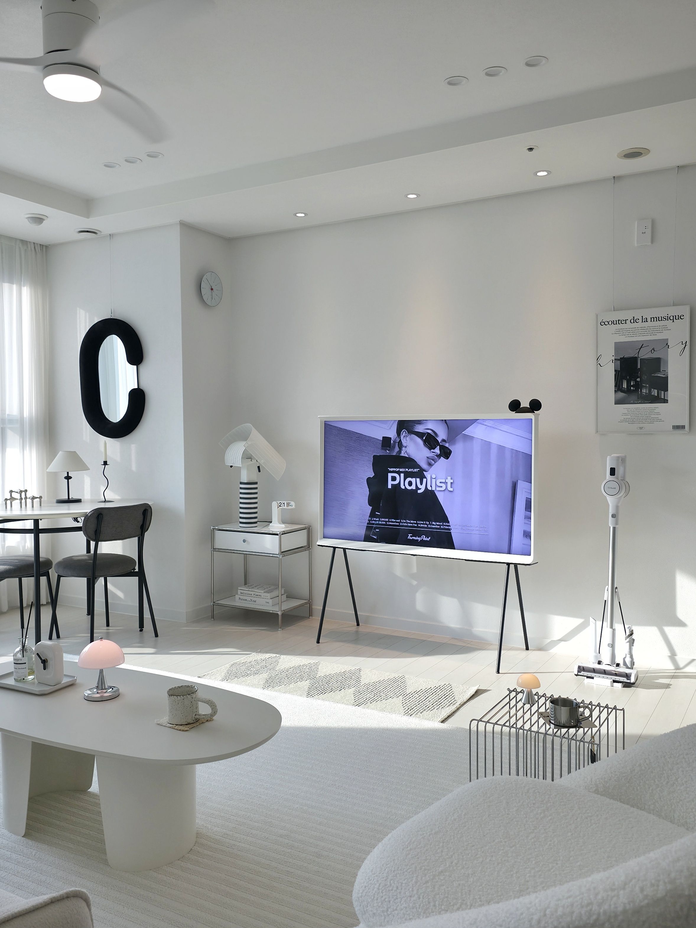 거실 TV와 소파 이미지