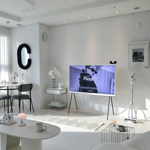 거실 TV와 소파 이미지