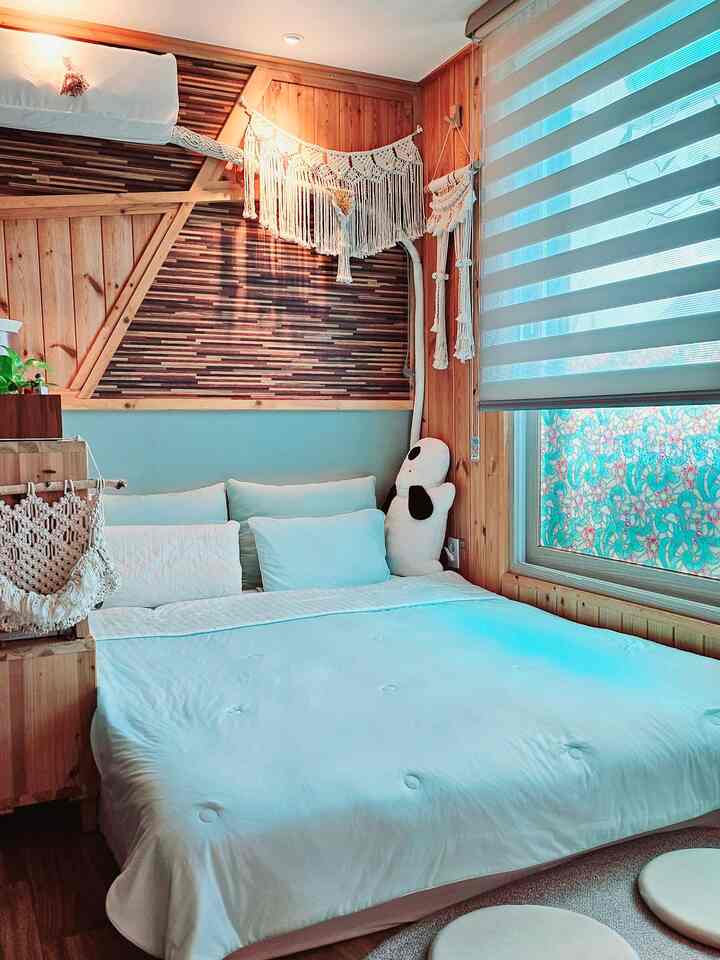 #오감리뷰プログラムを通じて製品を提供する 
自分で使ってスタイリングした後期です 

私を除いて、熱の多い私たちの家族
夏だけ来ると緊急ですよ😰

熱帯夜が来る前に寝具を変えなければならない 
考えていた中、「スリップ」の 
【ソフトアイス熱抵抗涼しい夏ヌビム冷感布団】 
を受け取りました！

10の多くの娘が使用するサードパーティの「クールエア冷たい布団」の後
これよりも涼しい布団はないと思いました。
ウェンガール〜技術は日に発展するようですね！

しばらく暑くなっている最近、数週間の冷感布団 
お客様のレビューを投稿します。

❄️サイズ
-クイーンサイズ👫
リビングルームクイーンサイズベッドに使用する 
クイーンサイズ注文しました。
ゆったりとしたサイズなので、二人で覆うのに十分です。

❄️色（両面）
-ミント🩵
ポイントカラーでミントの壁紙とミントの小物が多い私たちの家に 
よく合うようにミント色を選びました。
私の家ともよく合い、 
クールでさわやかな感じです。
片側はミント、もう一方はミントストライプラ
気持ちよく両面で使えていいですね！

❄️素材
-ポリアミド💧
*肌に触れたときは本当にクールです！*
Qmax（接触冷感試験）数値が0.41
涼しさの程度がとても強い水準だそうです。
娘部屋のサードパーティの冷たい布団は0.236ですが、 
「スリップイング」の冷感布団はとても高い水準です。
ずっと覆っていても涼しさが保たれます。

*全身を覆っても快適です！*
水分を素早く空気中に排出 
体に付着しないそうです。
全身を覆っても汗が出なくて快適でした。
肌触りも盛り上がります。

私たちはリビングルームにベッドがあり、ソファ
使っています〜
子供たちがとても好きです。
布団カバー、電話、iPad、テレビ視聴、
寝ていてよく使いましょう！☺️

最近暑くなりますが、夜に布団を覆っています。 
窓をそっと開けて寝ると
これ以上クールできません。
昼夜に熱日する冷感布団です。  #여름이불 #여름이불추천 #시원한이불 #열대야 #여름침구 #여름침구추천 #슬립잉  #민트인테리어 #거실겸침실 







