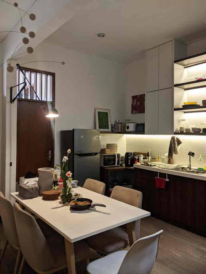 To make the kitchen look alive, I think lighting and decoration play an important role. Because my kitchen is in an area that doesn't get much sunlight, it needs lights for lighting. By using task lighting such as LED strips in the kitchen set and pendant swing lamps in the dining table area, the kitchen area looks warmer. Equipped with personal and functional decorations, the kitchen and dining room feel more alive
#KitchenLighting #KitchenDecor #Vase #PendantLamp #LedStrip #StorageBasket #FlowerVase #Frame #ArtPrint
#MyDreamKitchen 
#KitchenRenovation 
#KitchenStyling