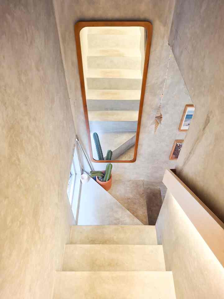 Perpaduan antara cermin berbingkai kayu dan tanaman kaktus sukses jadi pemanis ruangan. Walaupun sederhana, tapi ternyata cukup menghidupkan suasanan, yah.
#cermininterior #DekorasiEstetik #SmallDecorItems #DecorativeItems