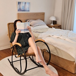 여름 분위기 가득한 감성 인테리어를 완성하고 싶다면, 
[알로타] 흔들의자 라탄 추천드려요🪑
세련된 블랙 무광 프레임에 내추럴한 너도밤나무 팔걸이, 그리고 이국적인 라탄 위빙이 어우러져 감성은 물론 실용성까지 꽉 채운 흔들의자예요. 특히 촘촘하게 짜인 라탄 디테일은 고급스러운 분위기를 더해주고, 여름 인테리어와 찰떡같이 어울려요. 앉는 순간 몸을 부드럽게 감싸주는 곡선형 디자인 덕분에 목, 어깨, 허리까지 편안하게 받쳐줘서 진짜 ‘쉼’이 뭔지 느낄 수 있답니다.
또한 PE 플라스틱 소재로 라탄 위빙을 섬세하게 구현해 내구성도 좋고 방수도 돼서 물기 있는 공간이나 외부에서도 걱정 없이 사용할 수 있어요. 젖은 천으로 슥 닦아주기만 하면 되니 관리도 편하고요! 실내는 물론 베란다, 테라스, 마당 어디에 두어도 멋스럽게 잘 어울리는 라탄 흔들의자, 여름 맞이 인테리어에 꼭 하나쯤 들여놓고 싶은 아이템이에요.
#마켓비 #marketb #마켓비협찬 #마켓비이벤트 #심플리 #모듈가구 #침실 #흔들의자 
