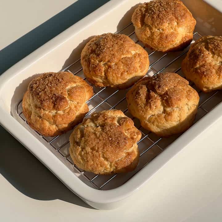 今日の師父作詞副作 - 全粒豆乳ユースコーン🫛
今日は全粒粉と豆乳を入れてスコーンを作ってみましたー！
スコーン生地の中に焼いたヘーゼルナッツを入れて、スコーンの表には非精製砂糖を振りかけて焼いたので、もっと美味しくなりました🥹💛 

今日は本当に雨が多いです☔️✨️
滑りやすいので気をつけて！
今日も幸せな一日を過ごしてください🍀 

#オーホームストア 