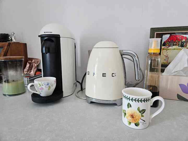 #내돈내산 #콘수프기록 #smeg #스메그 #커피포트

レトロな感性がきれいなスメグ電気ポート:) 
他のポートよりもちょっと値段がある方ですが、お湯が必要なときに便利に使っていますよ！