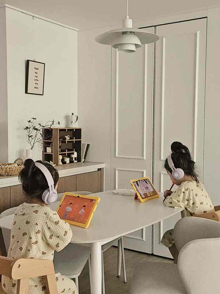 最近子供たちがすっぽり抜けているタブレットクラス
二人が一緒にやってみると、お互いに音が重なって不満を話す
子供たちのヘッドセットを買ったのはとても良いと思います！

ヘッドセットをかぶせてタブレットの授業を始めると家の中が静かになる魔法✨️

週末にしばらく癒しの時間が必要なときに出してください。
子供たちも私もみんな幸せになります。

＃サリムサル＃コンスープ記録＃ヘッドセット＃幼児ヘッドセット＃ヘッドセットおすすめ＃子育て用品＃肉アイテム推奨＃タブレット＃ギャラクシータブ＃キッチン＃ダイニングテーブル＃セルフインテリア＃ホームカフェゾン