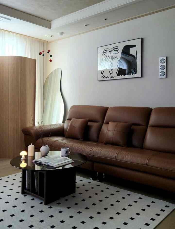 #製品提供 

久しぶりにフィードアップロードはウッドトーンリビングフィード🤎
私の家ではないと思います👀

ブルーがいっぱいの空間にふくらんで現れたブラウンムード！

雨が降る週末の曇りのムードが入ったリビングルームですが、
新しいアイテムがたくさんできました🤭

そのうちレトロハウスで新しく発売された 
「PARED SOFA TABLE」で飾ってみました！

我が家の高級感を担っている「PARED 3段本棚」 
続いてとてもきれいなソファテーブルができました🙌

見てすぐにとてもきれいで無限感動✨️

ブロンズガラス天板にブラウン収納枠で 
サイズもとてもぴったりです！

円形天板デザインの正方形のテーブルの調和 
豪華でエレガントです。

テーブルには縦型収納スペースがあり、オブジェやはがき、マガジンと 
 小物を入れておくと可愛くて感性的だからオブジェ家具に
最高ですね🙊

ノンスリップパッドを取り付けて天板を押さえる心配がなく使用するとき
丈夫に、どこでも様々な空間に移して使えばまた簡単で 
楽に分かれて活用度が本当にいいです👍

パレッドソファテーブルと3段本棚のように置くとエレガントで可愛いです💡

リビングルームだけでなくブルールームの寝室にもかわいいと思います。 
調理料理を運んでソファテーブルとして使ってみましょう🤍

#レトロハウス #retrohouse #パレッド #パレッドソファテーブル

＃ソファテーブル＃ソファテーブルおすすめ＃リビングテーブル＃リビングテーブルおすすめ 
＃リビングルームのインテリア＃リビングルームの装飾
＃新婚家の装飾＃今日の家＃家の装飾＃ビンテージインテリア＃ウッドインテリア＃ヨーロッパのインテリア＃家で最も忙しい