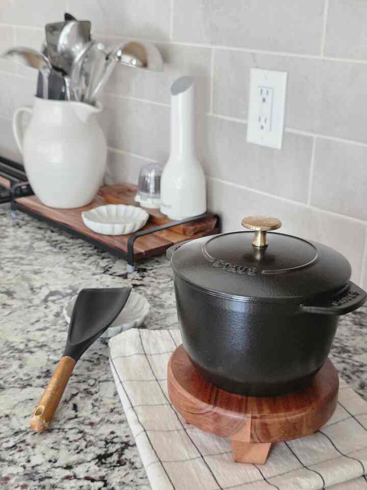 What is your favorite Staub color? Mine is matte black finish 🖤 It is chic & practical, and it goes well with wood decor too! 

#kitcheninterior #Staub #cocotte #wooddecor #kitchendecor #cozy #woodinterior #staubcocotte #kitchen 
